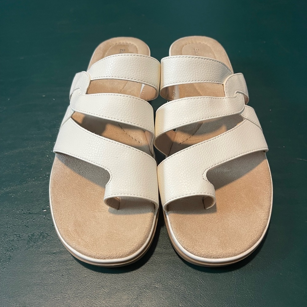 BNWOT BareTraps slip-on sandals size 10W.